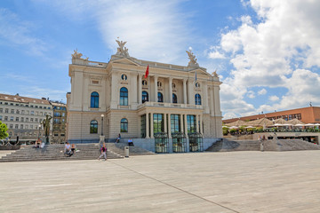 Naklejka premium Zurich Opera house building (Opernhaus Zuerich) - entrance, view from Sechselautenplatz