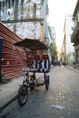 Fototapeta na wymiar Bicyclette-taxi dans les rues de la Havane, Cuba