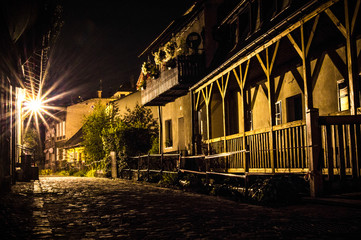 miasteczko nocą