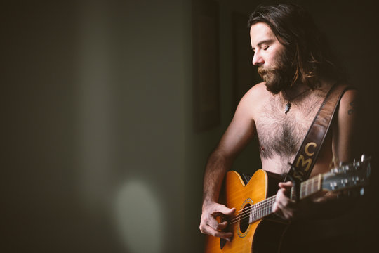 Struggling musician plays hopeful tunes in his Brooklyn apartment