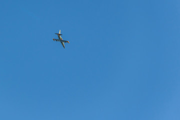 Fototapeta na wymiar Supersonic military aircraft in a blue sky performs aerobatics figures.