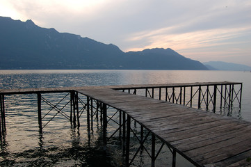 Obraz premium Coucher de soleil sur le lac du Bourget en Savoie (France)