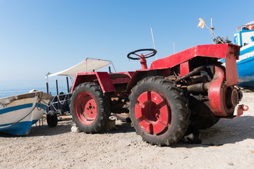 Traktor zum Aufslippen der Fischerboote