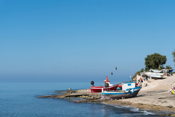 Fischerboote an der Felsküste