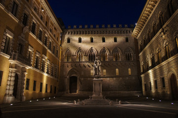 Fototapeta na wymiar Palazzo Salimbeni in Sienna at nighttime