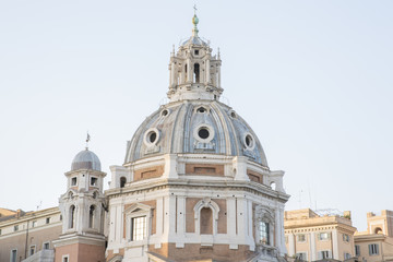 Fototapeta na wymiar Cupola di Santa Maria di Loreto a Roma in prossimità di Piazza Venezia. In cima alla cupola una croce in metallo.