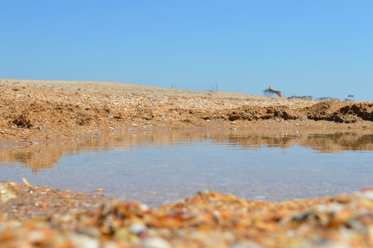 Ямка  с морской водой, в песке на берегу моря.