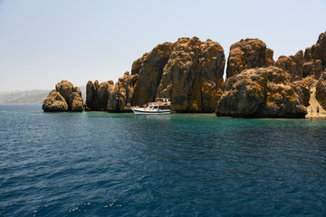 Fototapeta na wymiar Boat on the rocky island