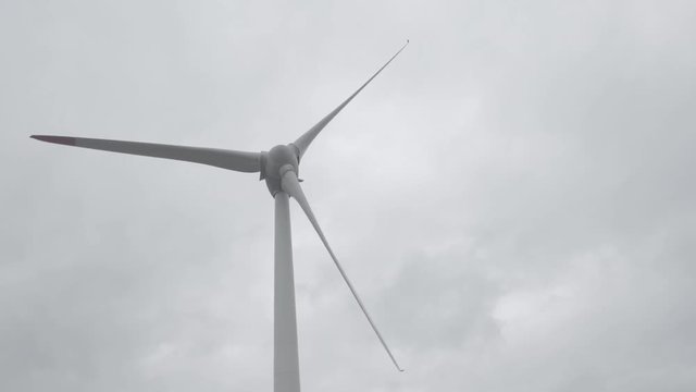 Windenergie für die elektrische Energie Produktion - Windturbine mit hellem Wolken Hintergrund
