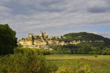 Fototapeta na wymiar Beynac et Cazenac (24220) sur son rocher, département de la Dordogne, en région Nouvelle-Aquitaine, France
