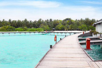 Naklejka premium Wooden pontoon bridge at tropical resort