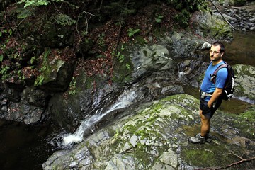 Obraz premium Young man canyoning