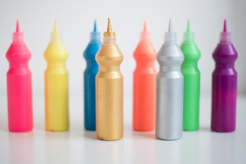 Pinturas tempras de colores sobre fondo blanco