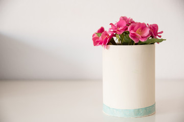 Flores rosas en tiesto