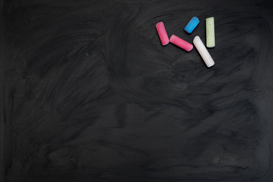 Fondo de pizzara negro con tizas de colores
