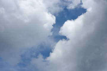 Fototapeta premium 雲間に広がる青空「空想・雲のモンスター」隙間を埋める、未来を拓く、成功への扉、夢の扉、遥か彼方などのイメージ