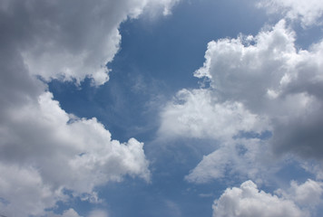 Fototapeta na wymiar 青空と雲「空想・雲のモンスターたち」入り乱れる、会議をする、みんなで打ち合わせをする、仲間たちなどのイメージ