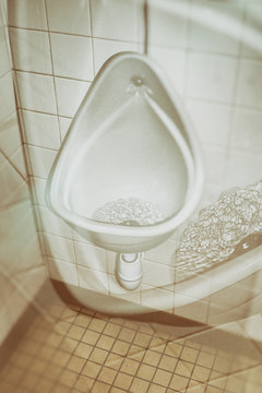 Double exposure of a flushing urinal