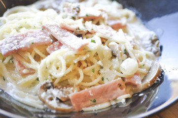 spaghetti carbonara dish