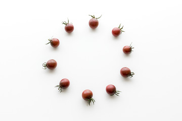 円形に並べたミニトマト