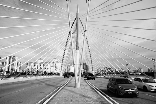 Fototapeta A scenic suspended bridge in Putrajaya, Malaysia