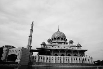 Fototapeta na wymiar Putra Mosque is the principal mosque of Putrajaya 