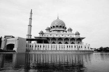 Fototapeta na wymiar Putra Mosque is the principal mosque of Putrajaya