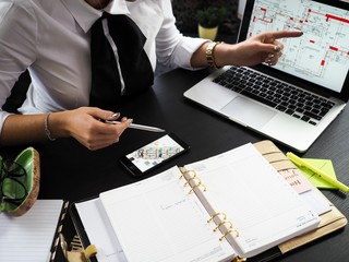 Frau im Büro am Laptop