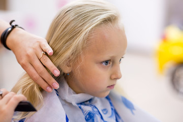Little girl make hairstyle.