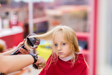 Little girl hair dry hair dryer.