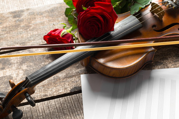 Fototapeta premium Red roses and a violin