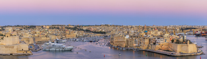 Fototapeta na wymiar View to Grand Harbor from Upper Barrakka Gardens in Valletta at sunset, Malta