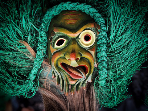 Allemannische Hexenmaske aus Holz geschnitzt