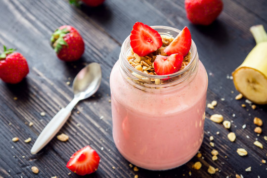 Strawberry smoothie with granola