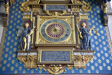 Horloge bleue et or de la Conciergerie à Paris, France