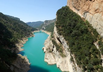 Fototapeta premium Paisaje desde la ruta de las pasarelas de Montfalcó en Huesca