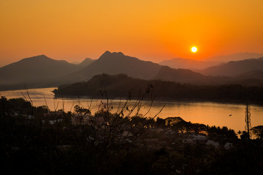 Mount Phou Si temple sunset