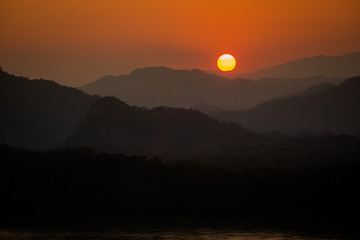 Fototapeta premium Mount Phou Si temple sunset