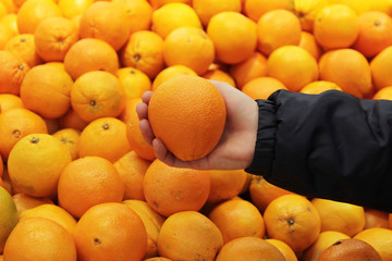 A seller who chooses fruits / vegetables in the supermarket