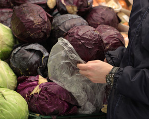 Fototapeta na wymiar A seller who chooses fruits / vegetables in the supermarket