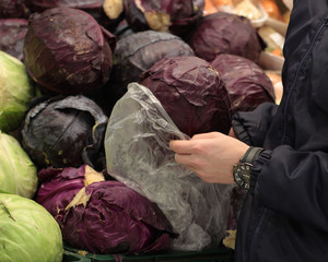 Fototapeta na wymiar A seller who chooses fruits / vegetables in the supermarket