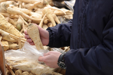 A seller who chooses fruits / vegetables in the supermarket