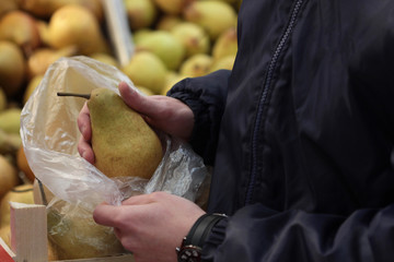 A seller who chooses fruits / vegetables in the supermarket