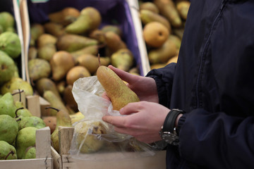 A seller who chooses fruits / vegetables in the supermarket