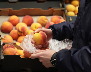 A seller who chooses fruits / vegetables in the supermarket