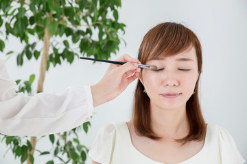 メイクをされる女性