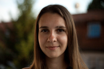 Obraz premium Portrait of beauty girl with long hair and clean young face, city view