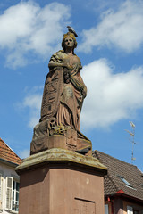 Fototapeta na wymiar Brunnenfigur in Ribeauvillé