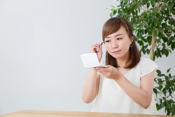 アイシャドウを塗る女性