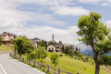 Guarda, Dorf, Bergdorf, Bergstrasse, Dorfkirche, Wanderweg, Engadin, Unterengadin, Alpen, Schweizer Berge, Graub&uuml;nden, Sommer, Schweiz